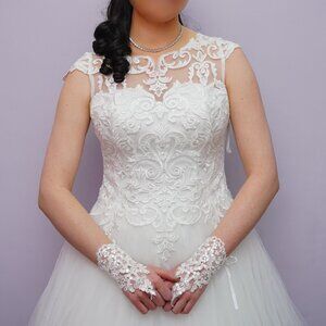 Wedding Dress, with hoop skirt, veil & accessories Size 10, Monica Loretti